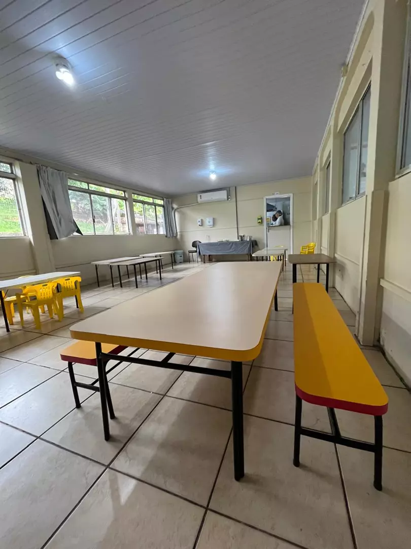 Mesas e bancos para o refeitório escolar fabricado em material MDF